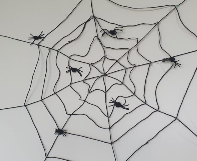 Spider Web and Spiders made from string easy Halloween decorations3
